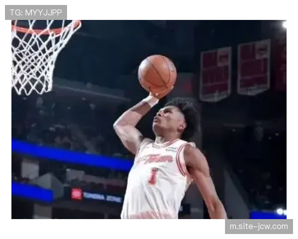 范弗里特悉心指导阿门掌控节奏 助力球队提升整体表现与信心 范弗里特悉心指导阿门掌控节奏 助力球队提升整体表现与信心